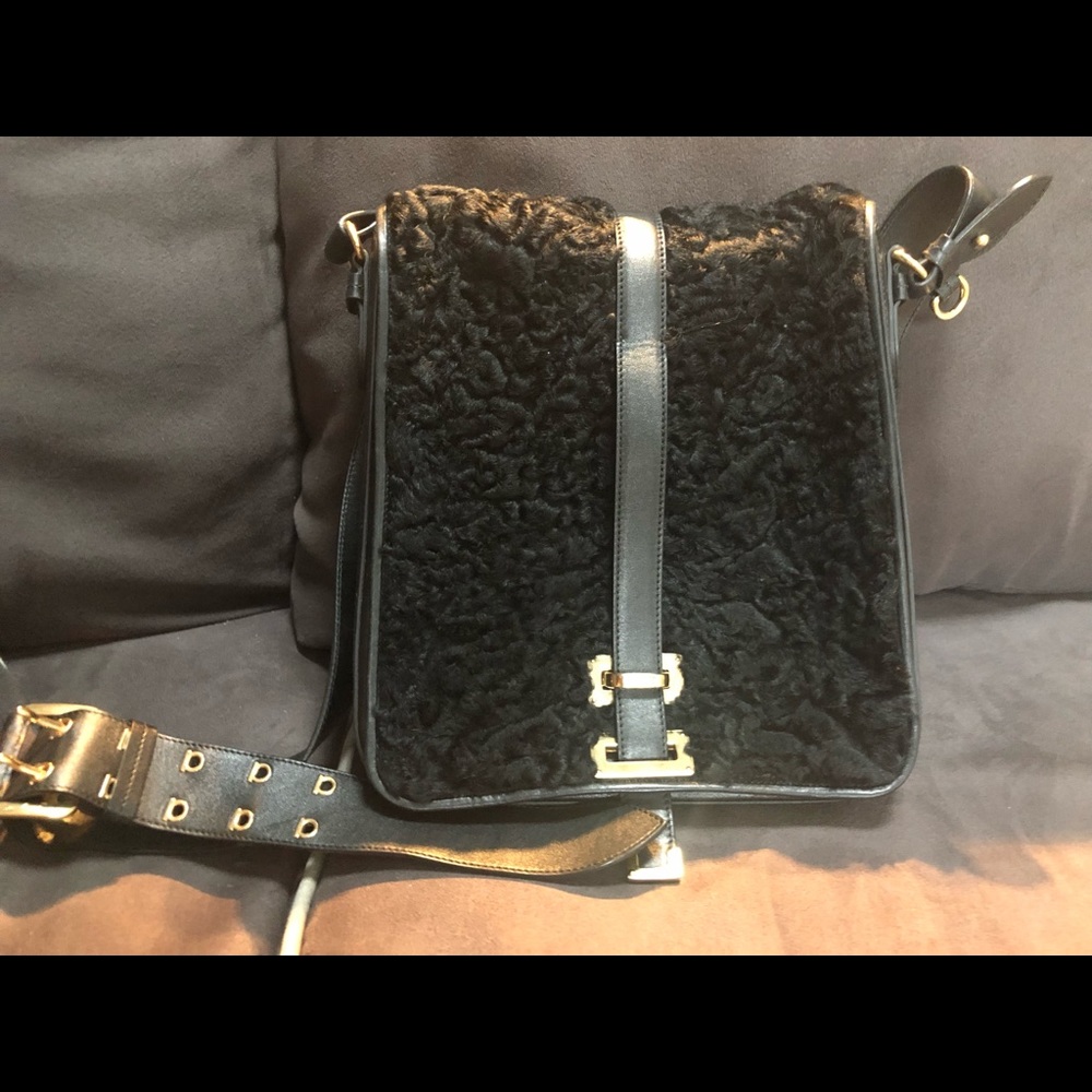 SALVATORE FERRAGAMO LEATHER BLACK MESSAGER BAG
